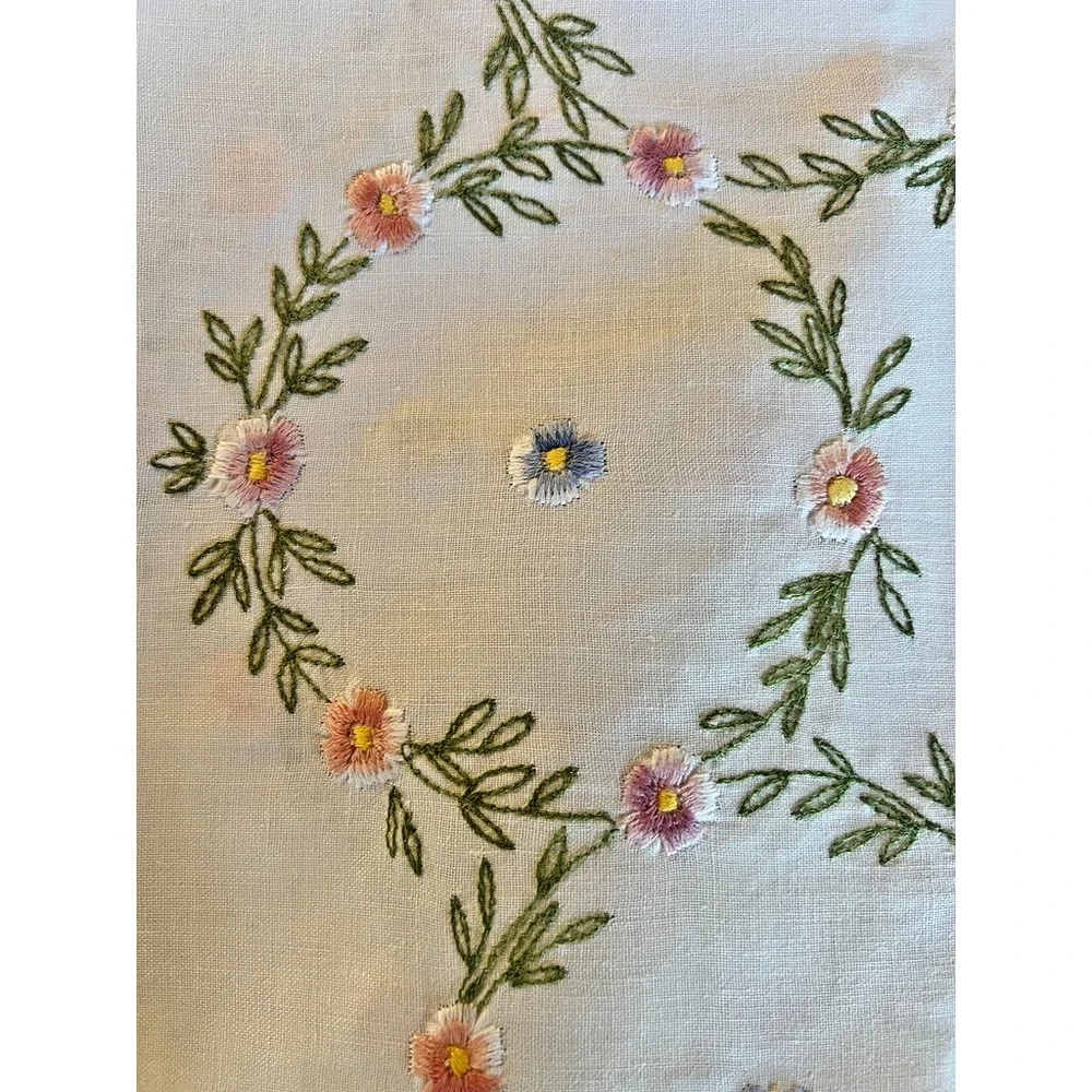 Vintage Embroidered Small‎ Tablecloth & 4 Napkins Set Floral Crisp White Cottage
